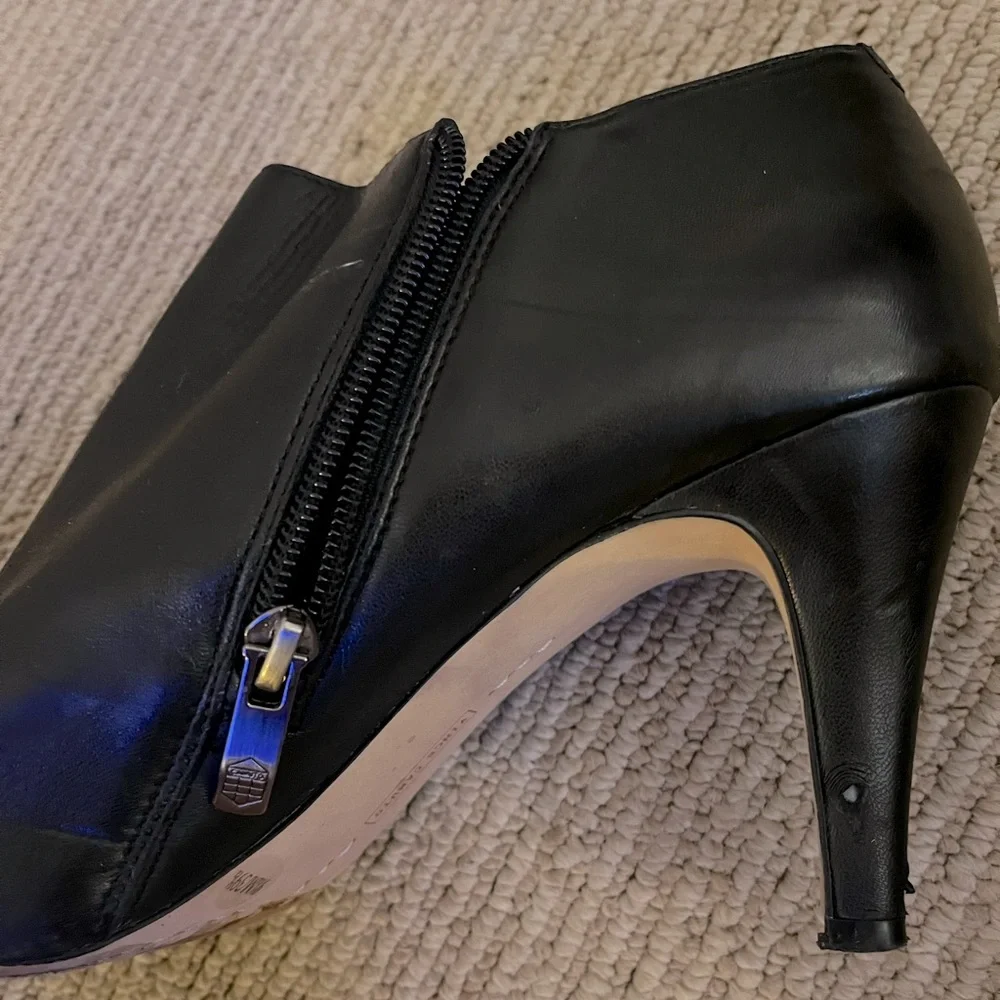 VINCE CAMUTO Black Leather Zip-Up Ankle Booties, Size 9.5 — GUC - Picture 9 of 15